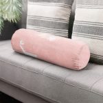 - RealHomes Özel Tasarımlı Dijital Baskılı İç Dolgulu Fermuarlı Silindir Yastık - Realhomes  Pudra Zeminde Gold Ve Beyaz Detaylı Dijital Baskılı Modern İç Dolgulu - Fermuarlı Süet Silindir Yuvarlak Yastık Kırlent Realhomes