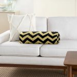 Siyah Zeminde Gold Kalp Desenli Dijital Baskılı Modern İç Dolgulu - Fermuarlı Süet Berjer Silindir Yastık Kırlent Realhomes