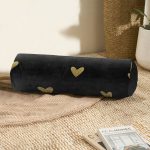 - RealHomes Özel Tasarımlı Dijital Baskılı İç Dolgulu Fermuarlı Silindir Yastık - Realhomes Siyah Zeminde Gold Puantiyeli Dijital Baskılı Modern İç Dolgulu Süet Silindir Yastık Kırlent - Bel Yastığı Realhomes