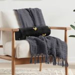 - RealHomes Özel Tasarımlı Dijital Baskılı İç Dolgulu Fermuarlı Silindir Yastık - Realhomes Siyah Zeminde Gold Puantiyeli Dijital Baskılı Modern İç Dolgulu Süet Silindir Yastık Kırlent - Bel Yastığı Realhomes