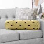 Gold Zeminde Beyaz Ok Motifli Dijital Baskılı Modern İç Dolgulu - Fermuarlı Süet Silindir Daire Yastık Kırlent Realhomes