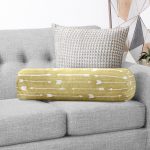 Gold Zeminde Ok Çizimli Dijital Baskılı Modern İç Dolgulu - Fermuarlı Süet Silindir Daire Yastık Kırlent Realhomes