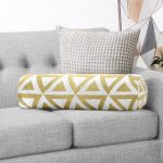 Gold Zeminde Gold Üçgen Detaylı Dijital Baskılı Modern İç Dolgulu - Fermuarlı Süet Silindir Yuvarlak Yastık Kırlent Realhomes