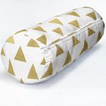- RealHomes Özel Tasarımlı Dijital Baskılı İç Dolgulu Fermuarlı Silindir Yastık - Realhomes  Beyaz Zeminde Gold Üçgen Detaylı Dijital Baskılı Modern İç Dolgulu - Fermuarlı Süet Berjer Silindir Yastık Kırlent Realhomes
