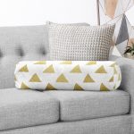 - RealHomes Özel Tasarımlı Dijital Baskılı İç Dolgulu Fermuarlı Silindir Yastık - Realhomes  Beyaz Zeminde Gold Üçgen Detaylı Dijital Baskılı Modern İç Dolgulu - Fermuarlı Süet Berjer Silindir Yastık Kırlent Realhomes