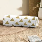 - RealHomes Özel Tasarımlı Dijital Baskılı İç Dolgulu Fermuarlı Silindir Yastık - Realhomes  Beyaz Zeminde Gold Üçgen Detaylı Dijital Baskılı Modern İç Dolgulu - Fermuarlı Süet Berjer Silindir Yastık Kırlent Realhomes