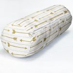 - RealHomes Özel Tasarımlı Dijital Baskılı İç Dolgulu Fermuarlı Silindir Yastık - Realhomes  Beyaz Zeminde Gold Ok Motifli Dijital Baskılı Modern İç Dolgulu - Fermuarlı Süet Silindir Daire Yastık Kırlent Realhomes