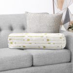 - RealHomes Özel Tasarımlı Dijital Baskılı İç Dolgulu Fermuarlı Silindir Yastık - Realhomes  Beyaz Zeminde Gold Ok Motifli Dijital Baskılı Modern İç Dolgulu - Fermuarlı Süet Silindir Daire Yastık Kırlent Realhomes