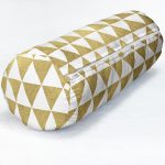 Beyaz Zeminde Gold Üçgen Desenli Dijital Baskılı Modern İç Dolgulu - Fermuarlı Süet Silindir Daire Yastık Kırlent Realhomes