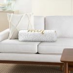 Beyaz Zeminli Gold Renkli With Yazılı Dijital Baskılı Modern İç Dolgulu Fermuarlı Çok Amaçlı Silindir Yastık Kırlent Realhomes