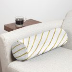 - RealHomes Özel Tasarımlı Dijital Baskılı İç Dolgulu Fermuarlı Silindir Yastık - Realhomes Beyaz Zemin Üzerinde Gold Renkli Yatay Çizgili Dijital Baskılı Modern İç Dolgulu - Fermuarlı Süet Silindir Yuvarlak Yastık Kırlent Realhomes