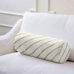 - RealHomes Özel Tasarımlı Dijital Baskılı İç Dolgulu Fermuarlı Silindir Yastık - Realhomes Beyaz Zemin Üzerinde Gold Renkli Yatay Çizgili Dijital Baskılı Modern İç Dolgulu - Fermuarlı Süet Silindir Yuvarlak Yastık Kırlent Realhomes