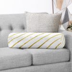 - RealHomes Özel Tasarımlı Dijital Baskılı İç Dolgulu Fermuarlı Silindir Yastık - Realhomes Beyaz Zemin Üzerinde Gold Renkli Yatay Çizgili Dijital Baskılı Modern İç Dolgulu - Fermuarlı Süet Silindir Yuvarlak Yastık Kırlent Realhomes