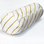 - RealHomes Özel Tasarımlı Dijital Baskılı İç Dolgulu Fermuarlı Silindir Yastık - Realhomes Beyaz Zemin Üzerinde Gold Renkli Yatay Çizgili Dijital Baskılı Modern İç Dolgulu - Fermuarlı Süet Silindir Yuvarlak Yastık Kırlent Realhomes