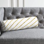 - RealHomes Özel Tasarımlı Dijital Baskılı İç Dolgulu Fermuarlı Silindir Yastık - Realhomes Beyaz Zemin Üzerinde Gold Renkli Yatay Çizgili Dijital Baskılı Modern İç Dolgulu - Fermuarlı Süet Silindir Yuvarlak Yastık Kırlent Realhomes