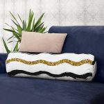 Beyaz Zemin Üzerinde Gold Ve Siyah Renkli Çizgiler Dijital Baskılı Modern İç Dolgulu Fermuarlı Çok Amaçlı Silindir Yastık Kırlent Realhomes