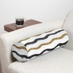 Beyaz Zemin Üzerinde Gold Ve Siyah Renkli Çizgiler Dijital Baskılı Modern İç Dolgulu Fermuarlı Çok Amaçlı Silindir Yastık Kırlent Realhomes