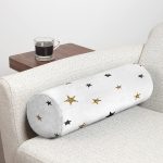 Beyaz Zemin Üzerinde Gold Yıldızlı Dijital Baskılı Modern İç Dolgulu - Fermuarlı Süet Silindir Yuvarlak Yastık Kırlent Realhomes