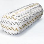 - RealHomes Özel Tasarımlı Dijital Baskılı İç Dolgulu Fermuarlı Silindir Yastık - Realhomes  Beyaz Zeminde Gold Ve Siyah Çizgili Dijital Baskılı Modern İç Dolgulu - Fermuarlı Süet Silindir Rulo Yastık Kırlent Realhomes