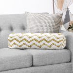 Beyaz Zeminde Gold Zikzak Desenli Dijital Baskılı Modern İç Dolgulu - Fermuarlı Süet Berjer Silindir Yastık Kırlent Realhomes