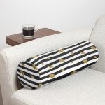 - RealHomes Özel Tasarımlı Dijital Baskılı İç Dolgulu Fermuarlı Silindir Yastık - Realhomes Siyah Beyaz Zeminli Gold Yaprak Desenli Dijital Baskılı Modern İç Dolgulu - Fermuarlı Süet Berjer Silindir Yastık Kırlent Realhomes