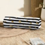 - RealHomes Özel Tasarımlı Dijital Baskılı İç Dolgulu Fermuarlı Silindir Yastık - Realhomes Siyah Beyaz Zeminli Gold Yaprak Desenli Dijital Baskılı Modern İç Dolgulu - Fermuarlı Süet Berjer Silindir Yastık Kırlent Realhomes