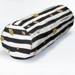 - RealHomes Özel Tasarımlı Dijital Baskılı İç Dolgulu Fermuarlı Silindir Yastık - Realhomes Siyah Beyaz Zeminli Gold Yaprak Desenli Dijital Baskılı Modern İç Dolgulu - Fermuarlı Süet Berjer Silindir Yastık Kırlent Realhomes