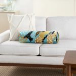 Renkli Zeminde Gold Detaylı Dijital Baskılı Modern İç Dolgulu - Fermuarlı Süet Silindir Daire Yastık Kırlent Realhomes