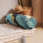 - RealHomes Özel Tasarımlı Dijital Baskılı İç Dolgulu Fermuarlı Silindir Yastık - Realhomes  Siyah Beyaz Zeminde Gold Detaylı Renkli Çizim Dijital Baskılı Modern İç Dolgulu - Fermuarlı Süet Silindir Daire Yastık Kırlent Realhomes