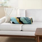 - RealHomes Özel Tasarımlı Dijital Baskılı İç Dolgulu Fermuarlı Silindir Yastık - Realhomes  Siyah Beyaz Zeminde Gold Detaylı Renkli Çizim Dijital Baskılı Modern İç Dolgulu - Fermuarlı Süet Silindir Daire Yastık Kırlent Realhomes