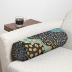 Siyah Beyaz Zeminde Gold Detaylı Renkli Çizim Dijital Baskılı Modern İç Dolgulu Süet Silindir Yastık Kırlent - Bel Yastığı Realhomes