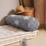- RealHomes Özel Tasarımlı Dijital Baskılı İç Dolgulu Fermuarlı Silindir Yastık - Realhomes Gri Zeminli Kar Tanesi Desenli Dijital Baskılı Modern İç Dolgulu - Fermuarlı Süet Silindir Daire Yastık Kırlent Realhomes