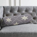 - RealHomes Özel Tasarımlı Dijital Baskılı İç Dolgulu Fermuarlı Silindir Yastık - Realhomes Gri Zeminli Kar Tanesi Desenli Dijital Baskılı Modern İç Dolgulu - Fermuarlı Süet Silindir Daire Yastık Kırlent Realhomes