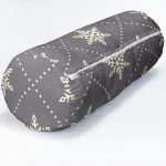 - RealHomes Özel Tasarımlı Dijital Baskılı İç Dolgulu Fermuarlı Silindir Yastık - Realhomes Gri Zeminli Kar Tanesi Desenli Dijital Baskılı Modern İç Dolgulu - Fermuarlı Süet Silindir Daire Yastık Kırlent Realhomes