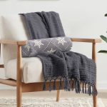 - RealHomes Özel Tasarımlı Dijital Baskılı İç Dolgulu Fermuarlı Silindir Yastık - Realhomes Gri Zeminli Kar Tanesi Desenli Dijital Baskılı Modern İç Dolgulu - Fermuarlı Süet Silindir Daire Yastık Kırlent Realhomes