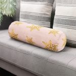 - RealHomes Özel Tasarımlı Dijital Baskılı İç Dolgulu Fermuarlı Silindir Yastık - Realhomes  Pudra Zeminde Gold Renkli Kar Tanesi Desenli Dijital Baskılı Modern İç Dolgulu Fermuarlı Çok Amaçlı Silindir Yastık Kırlent Realhomes