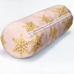 - RealHomes Özel Tasarımlı Dijital Baskılı İç Dolgulu Fermuarlı Silindir Yastık - Realhomes  Pudra Zeminde Gold Renkli Kar Tanesi Desenli Dijital Baskılı Modern İç Dolgulu Fermuarlı Çok Amaçlı Silindir Yastık Kırlent Realhomes