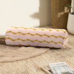 - RealHomes Özel Tasarımlı Dijital Baskılı İç Dolgulu Fermuarlı Silindir Yastık - Realhomes  Pudra Zeminde Gold Renkli Zikzak Desenli Dijital Baskılı Modern İç Dolgulu Süet Silindir Yastık Kırlent - Bel Yastığı Realhomes