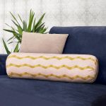 - RealHomes Özel Tasarımlı Dijital Baskılı İç Dolgulu Fermuarlı Silindir Yastık - Realhomes  Pudra Zeminde Gold Renkli Zikzak Desenli Dijital Baskılı Modern İç Dolgulu Süet Silindir Yastık Kırlent - Bel Yastığı Realhomes