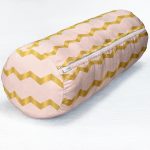 - RealHomes Özel Tasarımlı Dijital Baskılı İç Dolgulu Fermuarlı Silindir Yastık - Realhomes  Pudra Zeminde Gold Renkli Zikzak Desenli Dijital Baskılı Modern İç Dolgulu Süet Silindir Yastık Kırlent - Bel Yastığı Realhomes