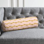 - RealHomes Özel Tasarımlı Dijital Baskılı İç Dolgulu Fermuarlı Silindir Yastık - Realhomes  Pudra Zeminde Gold Renkli Zikzak Desenli Dijital Baskılı Modern İç Dolgulu Süet Silindir Yastık Kırlent - Bel Yastığı Realhomes