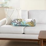 - RealHomes Özel Tasarımlı Dijital Baskılı İç Dolgulu Fermuarlı Silindir Yastık - Realhomes Renkli Zemin Üzerinde Onedraw Çizimli Dijital Baskılı Modern İç Dolgulu Fermuarlı Çok Amaçlı Silindir Yastık Kırlent Realhomes