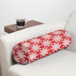 - RealHomes Özel Tasarımlı Dijital Baskılı İç Dolgulu Fermuarlı Silindir Yastık - Realhomes Kırmızı Zemin Üzerinde Beyaz Kar tanesi Desenli Dijital Baskılı Modern İç Dolgulu Süet Silindir Yastık Kırlent - Bel Yastığı Realhomes