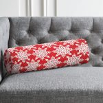 - RealHomes Özel Tasarımlı Dijital Baskılı İç Dolgulu Fermuarlı Silindir Yastık - Realhomes Kırmızı Zemin Üzerinde Beyaz Kar tanesi Desenli Dijital Baskılı Modern İç Dolgulu Süet Silindir Yastık Kırlent - Bel Yastığı Realhomes