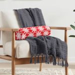 - RealHomes Özel Tasarımlı Dijital Baskılı İç Dolgulu Fermuarlı Silindir Yastık - Realhomes Kırmızı Zemin Üzerinde Beyaz Kar tanesi Desenli Dijital Baskılı Modern İç Dolgulu Süet Silindir Yastık Kırlent - Bel Yastığı Realhomes