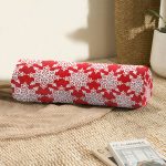 - RealHomes Özel Tasarımlı Dijital Baskılı İç Dolgulu Fermuarlı Silindir Yastık - Realhomes Kırmızı Zemin Üzerinde Beyaz Kar tanesi Desenli Dijital Baskılı Modern İç Dolgulu Süet Silindir Yastık Kırlent - Bel Yastığı Realhomes