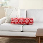 Kırmızı Zemin Üzerinde Beyaz Kar tanesi Desenli Dijital Baskılı Modern İç Dolgulu - Fermuarlı Süet Silindir Rulo Yastık Kırlent Realhomes