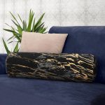 - RealHomes Özel Tasarımlı Dijital Baskılı İç Dolgulu Fermuarlı Silindir Yastık - Realhomes Gri Siyah Zemin Üzerinde Gold Detaylı Çizim Desenli Dijital Baskılı Modern İç Dolgulu Yumuşak Silindir Form Yastık Kırlent Realhomes