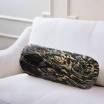 - RealHomes Özel Tasarımlı Dijital Baskılı İç Dolgulu Fermuarlı Silindir Yastık - Realhomes Gri Siyah Zemin Üzerinde Gold Detaylı Çizim Desenli Dijital Baskılı Modern İç Dolgulu Yumuşak Silindir Form Yastık Kırlent Realhomes