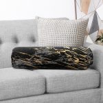 - RealHomes Özel Tasarımlı Dijital Baskılı İç Dolgulu Fermuarlı Silindir Yastık - Realhomes Gri Siyah Zemin Üzerinde Gold Detaylı Çizim Desenli Dijital Baskılı Modern İç Dolgulu Yumuşak Silindir Form Yastık Kırlent Realhomes